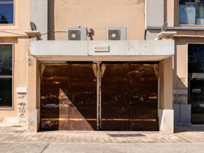Stesso destino a cui � andata incontro Porta Marocco, talmente ossidata da non lasciar trasparire nemmeno un elemento dell�originaria decorazione